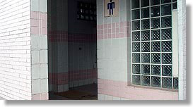 [男子トイレの入口]